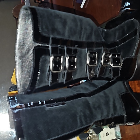 CHANEL Boots 👢 - Picture 2 of 6